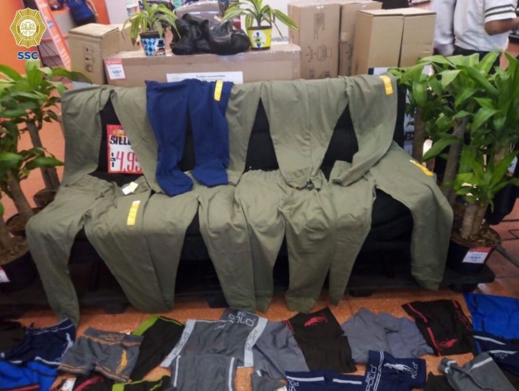 Intenta llevarse 64 prendas sin pagar