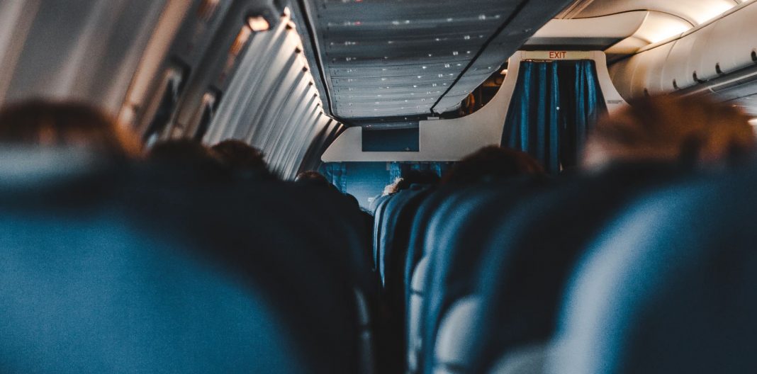 Cae sobre el mar avión indonesio