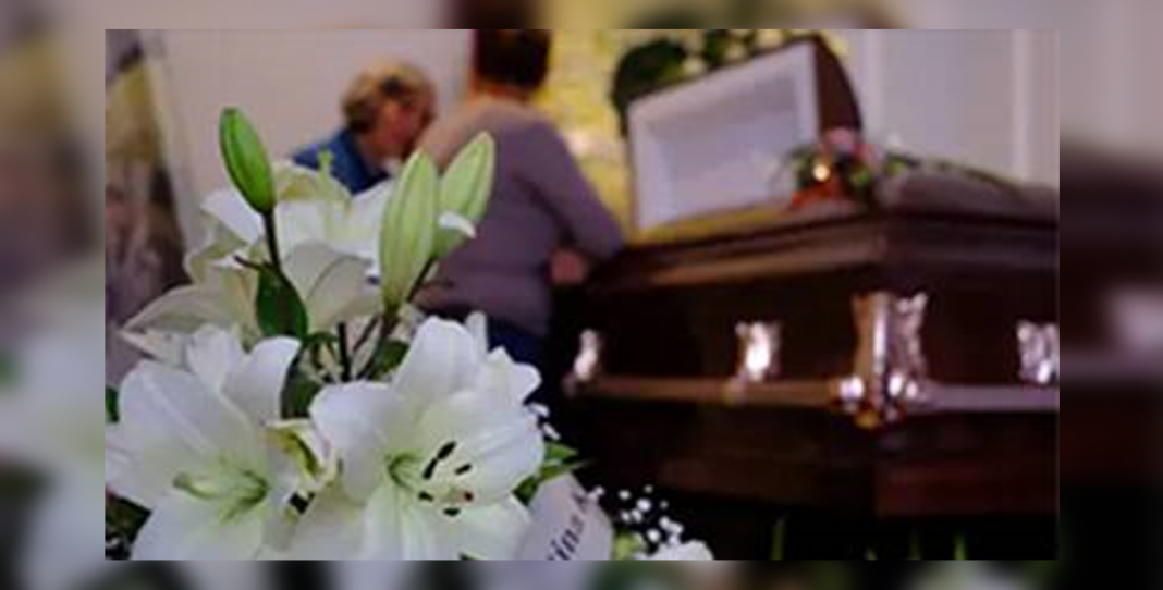 Muere por COVID-19 y familia abre el ataúd para «revivirlo»