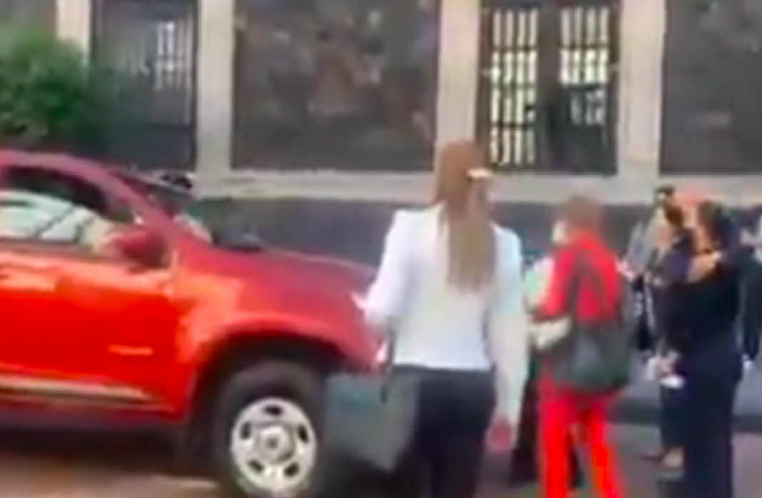 Dirige camioneta a policía embarazada, ¡la gente la defiende!