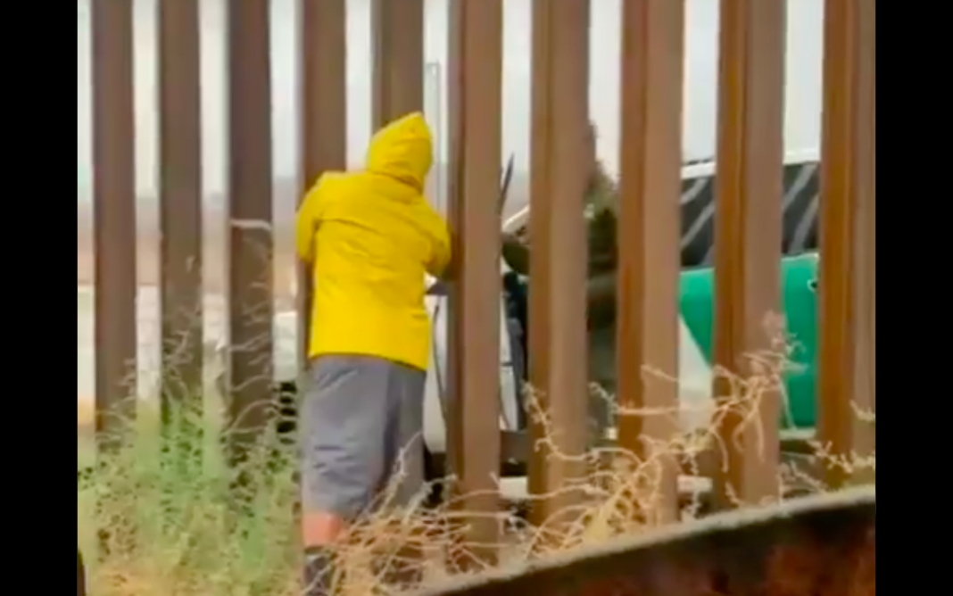 Vende tamales en pleno muro fronterizo