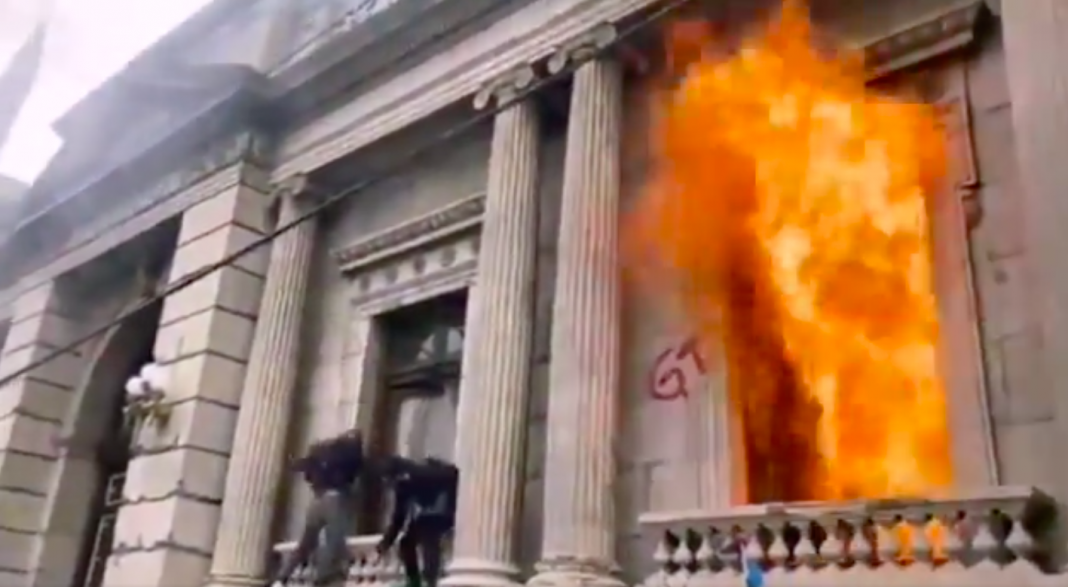Manifestantes incendian Congreso de Guatemala