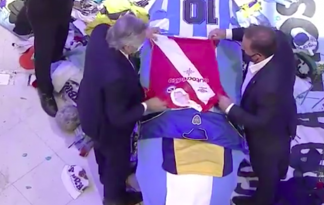 Miles de argentinos despiden a Maradona pese a COVID-19