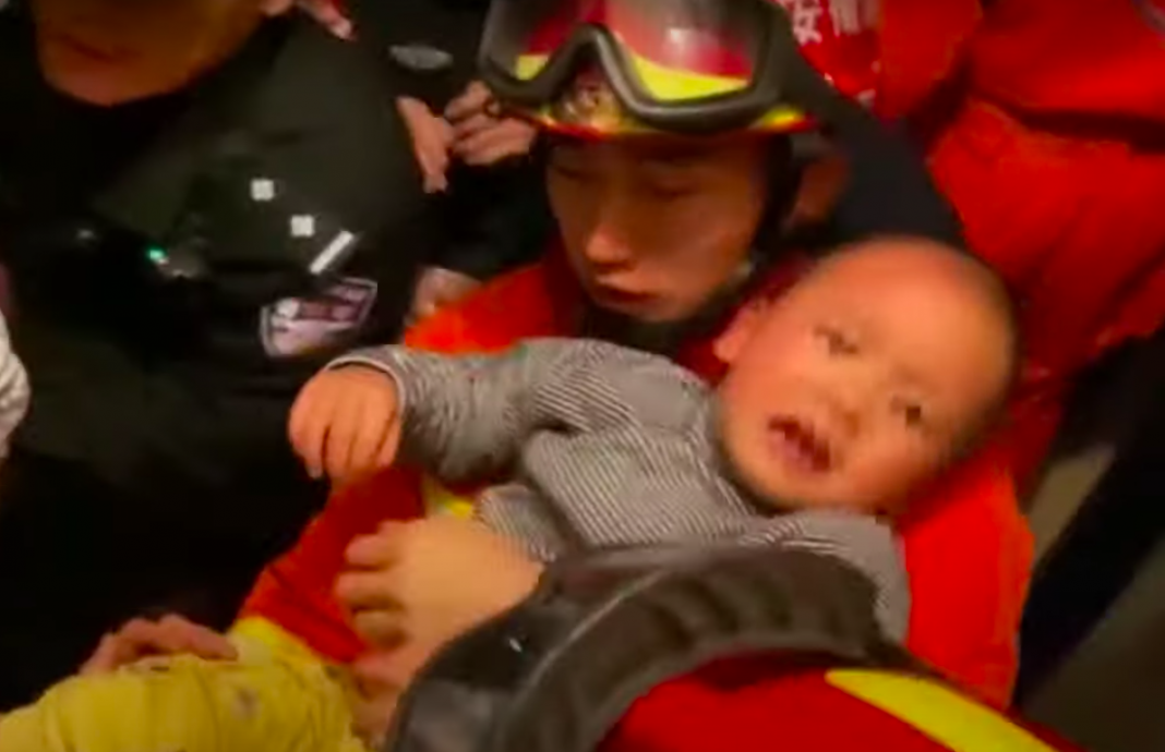 Bebé cae desde el piso 13