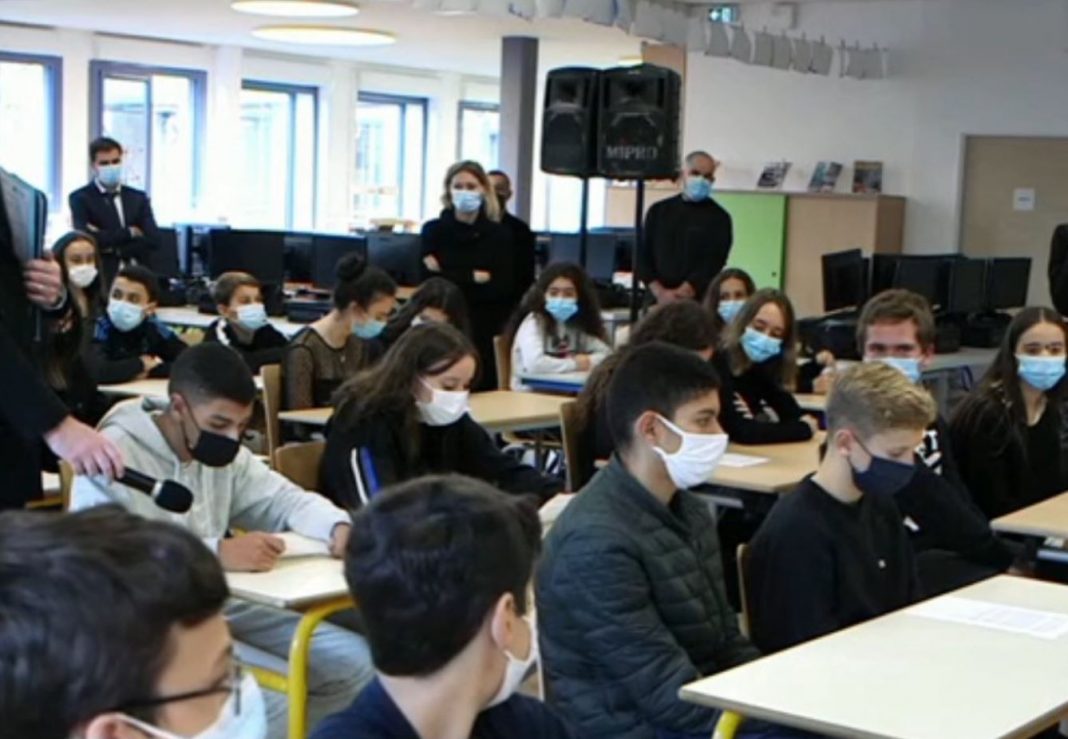 Estudiantes de París protestan por medidas COVID-19