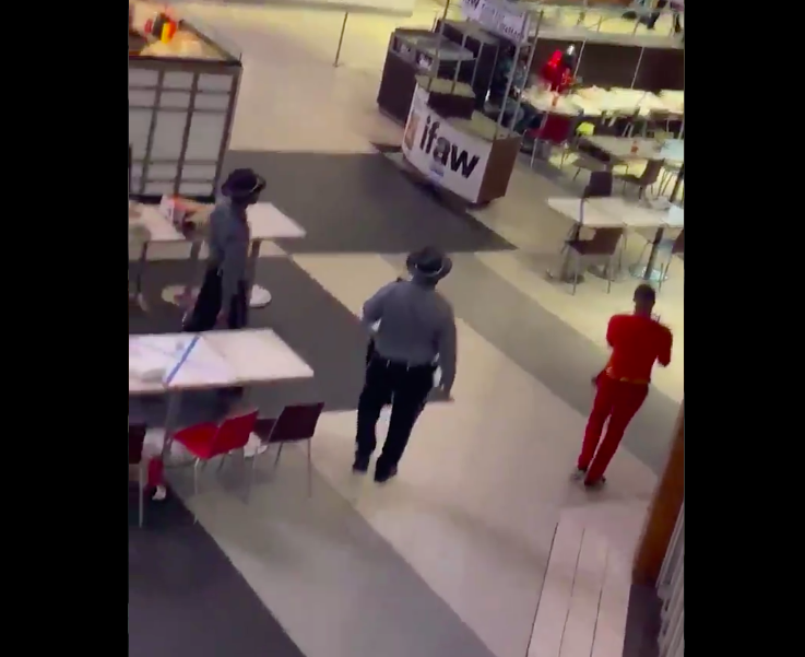 Lanza tiro al acomodarse los pantalones y desata el caos