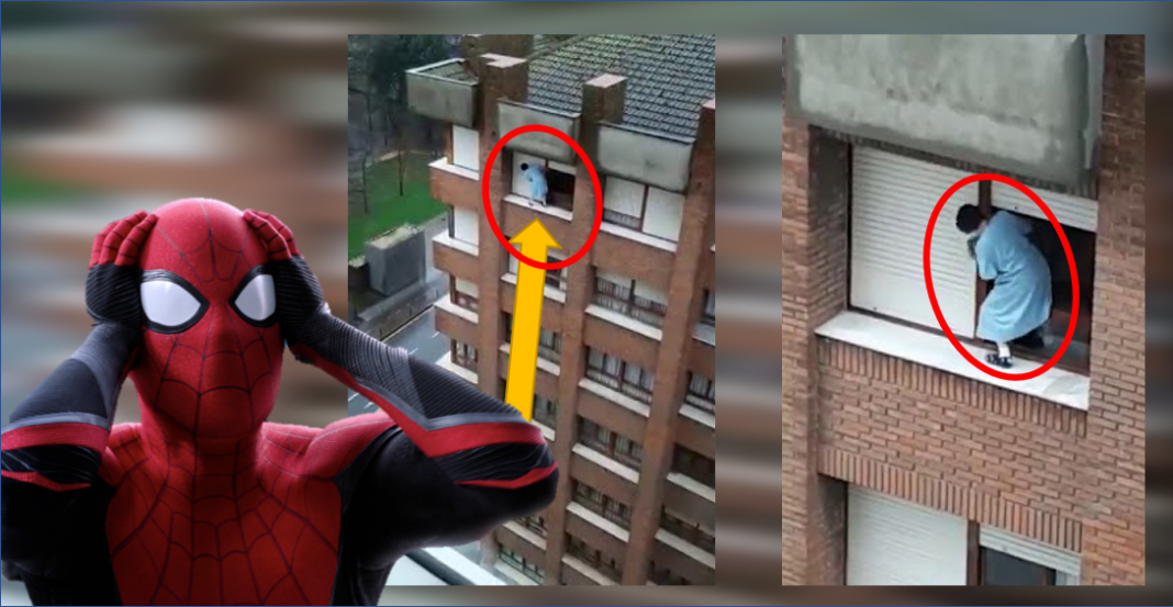 Señora limpia ventanas de séptimo piso