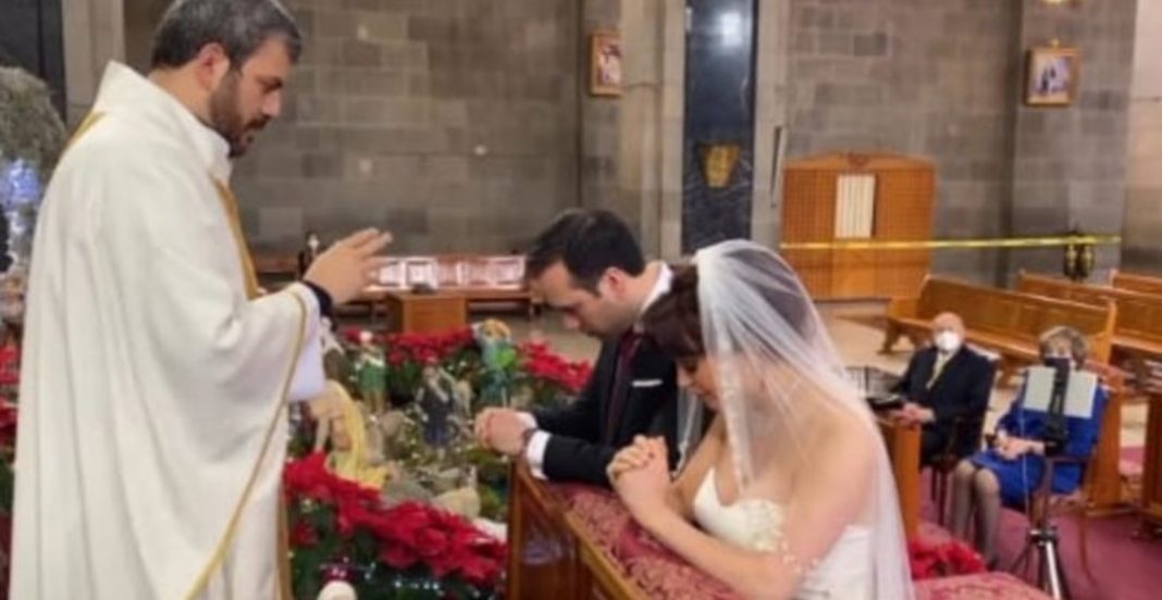 Funcionaria de CDMX se casa con todo y semáforo rojo