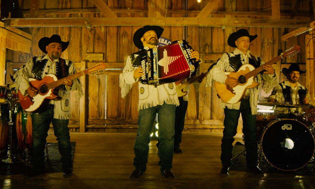 Vocalista de Intocable presume vacunación contra COVID-19