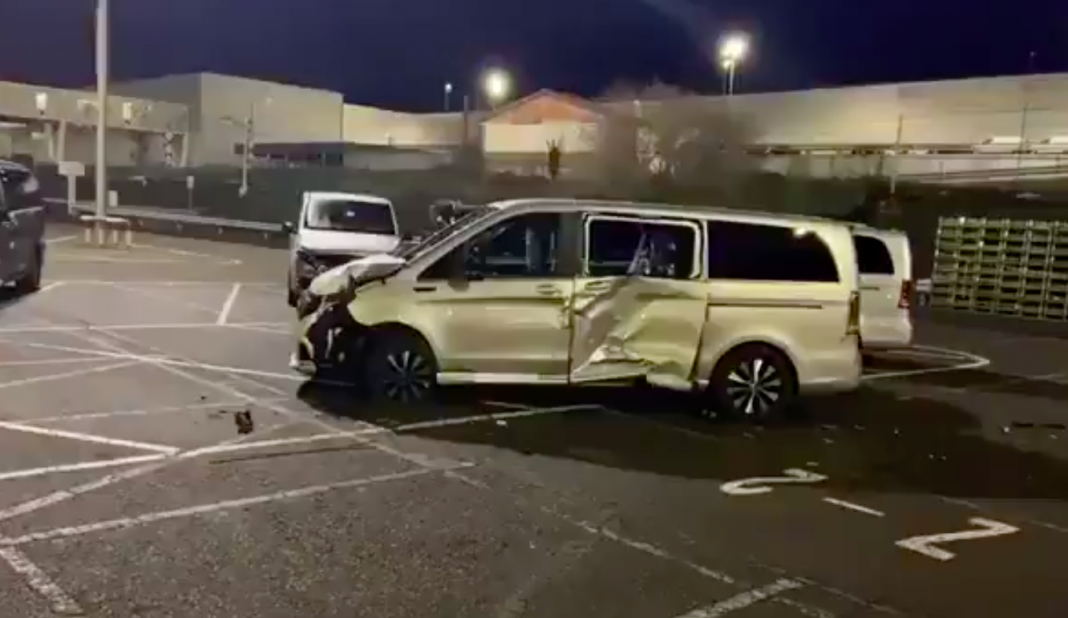 Exempleado de Mercedes Benz destruye 50 vehículos