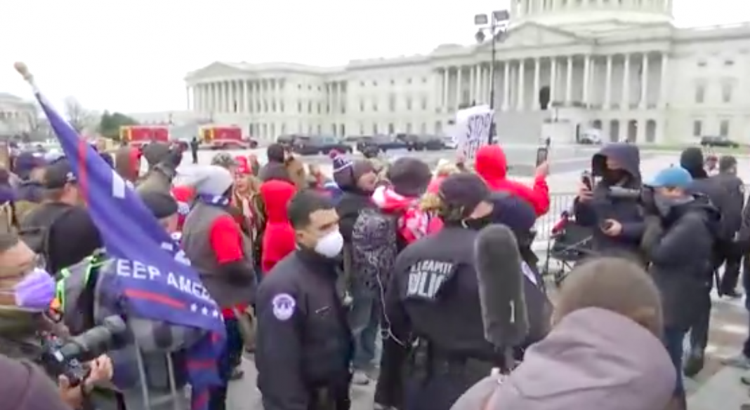 Cierran Congreso de EU por protestas pro-Trump
