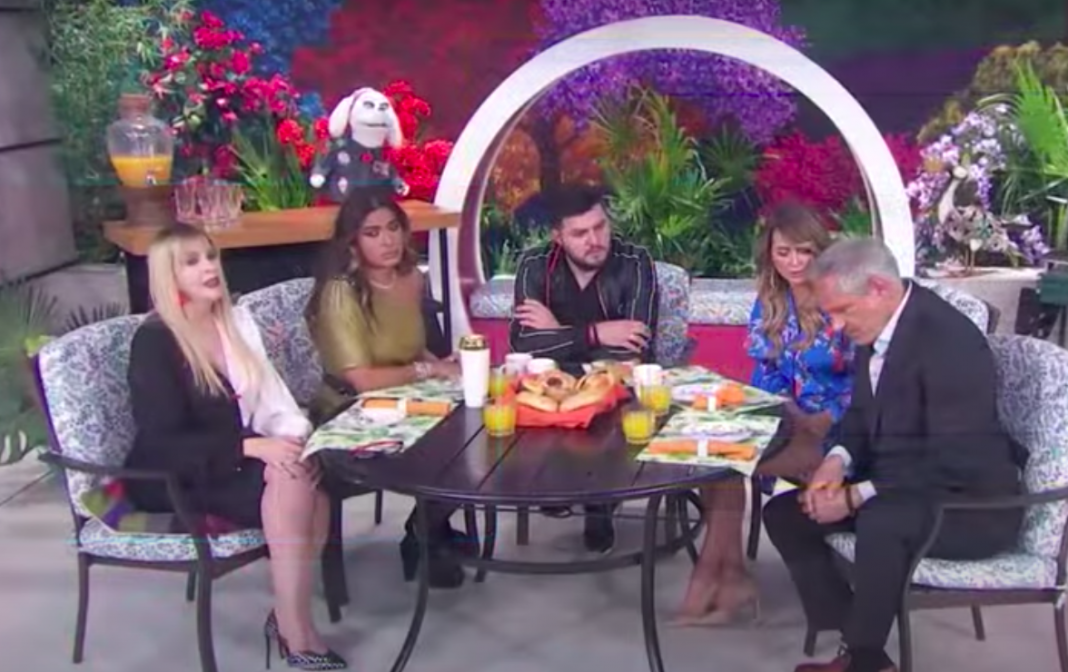 Arath de la Torre se entera en vivo de la muerte de su tía