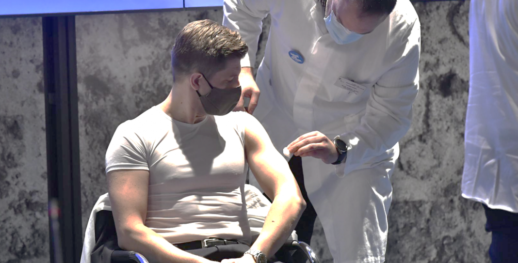 ¡Taco de ojo!, ministro de Croacia se vacuna contra COVID-19