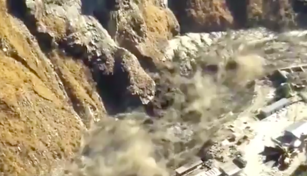 Glaciar del Himalaya se desprende