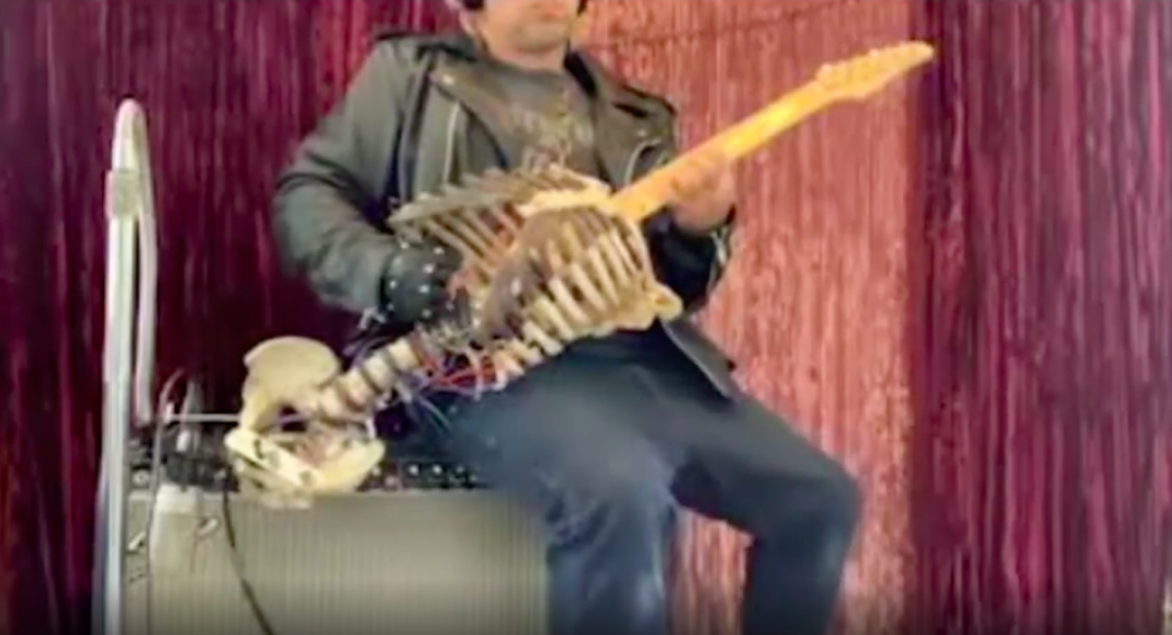 Rockero construye guitarra con el cadáver de su tío