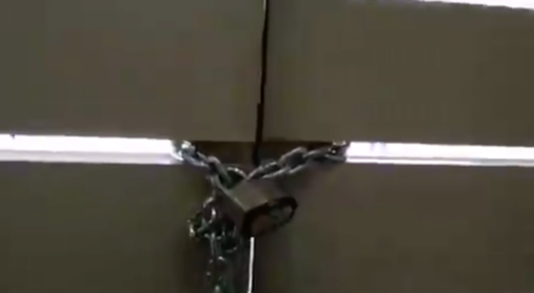 Rapero se atrinchera en universidad para evitar la cárcel