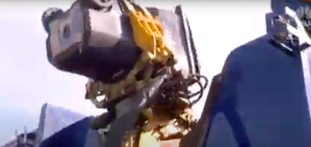 Se esconde en un contenedor de basura, casi muere aplastado