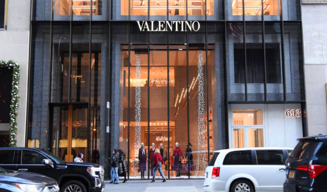 Demandan a Valentino, tras cerrar boutique de Manhattan