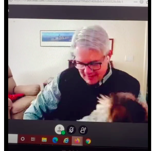 Interrumpe su clase para enseñar sus perritos