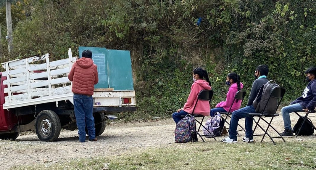 Profe usa su camioneta para dar clases