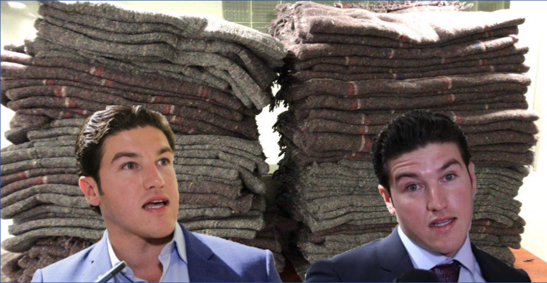 Critican a candidato por cobijas entregadas, lo retan a que las use