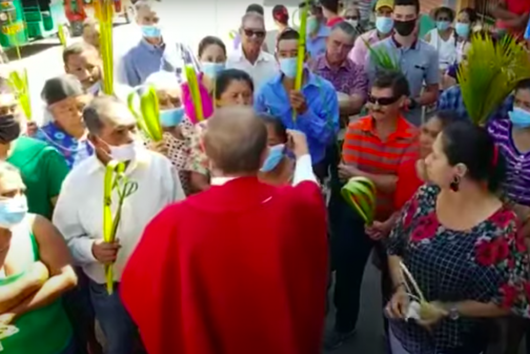 Cura dice que cubrebocas son ‘babosadas’ y los retira