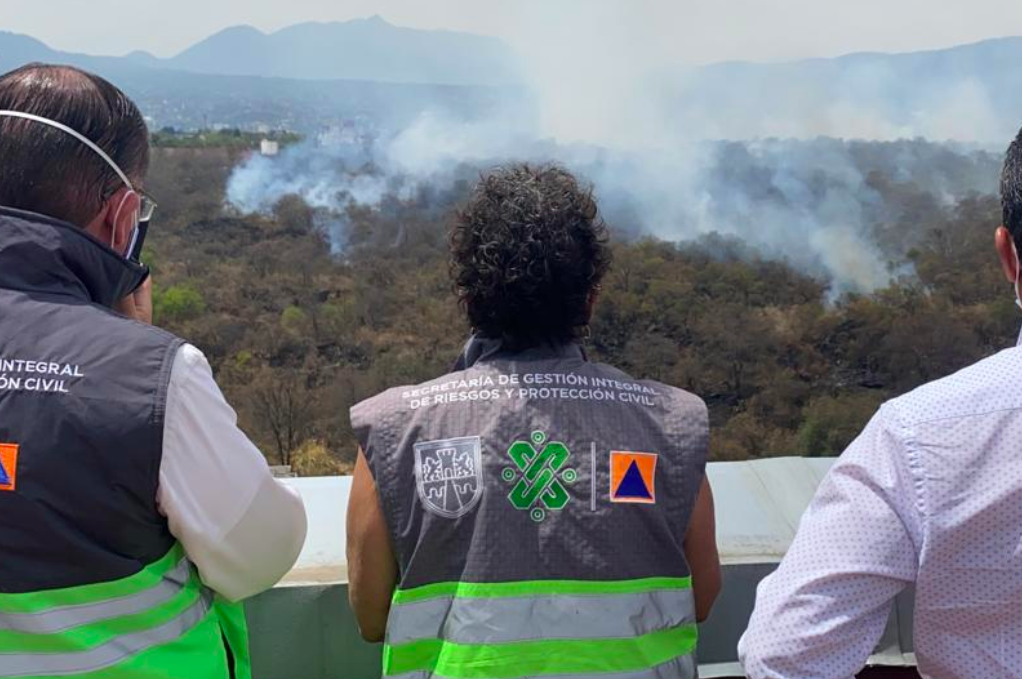 Reaviva incendio en Fuentes del Pedregal, peligran casas