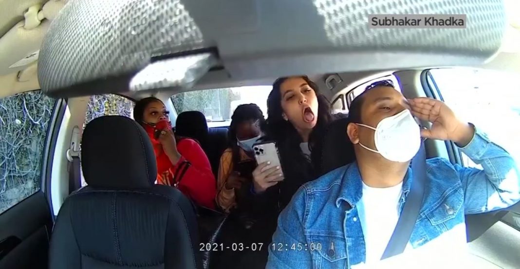 Chofer pide uso de cubrebocas, le tosen en la cara