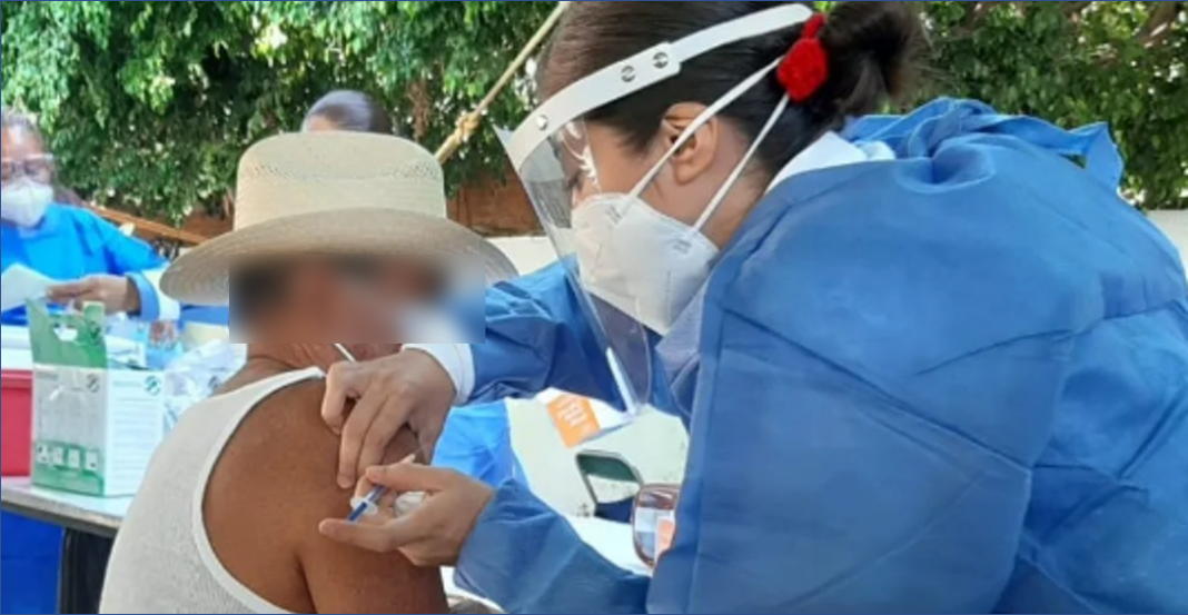 Hombre de 80 años muere tras recibir vacuna contra COVID-19