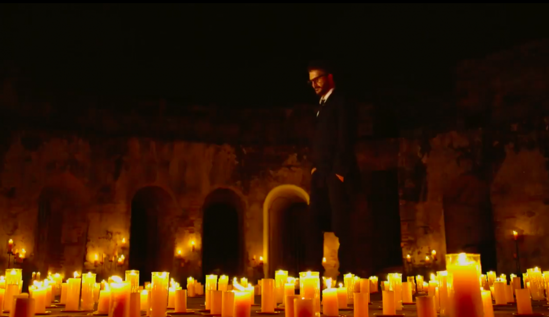 5,000 velas, 30 músicos y Ricardo Arjona