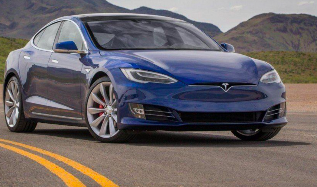 Choca Tesla en piloto automático; hay 2 muertes