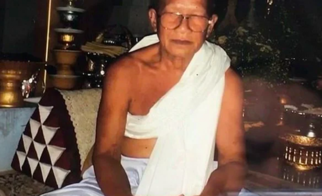 Monje budista se decapita con guillotina en busca de reencarnación