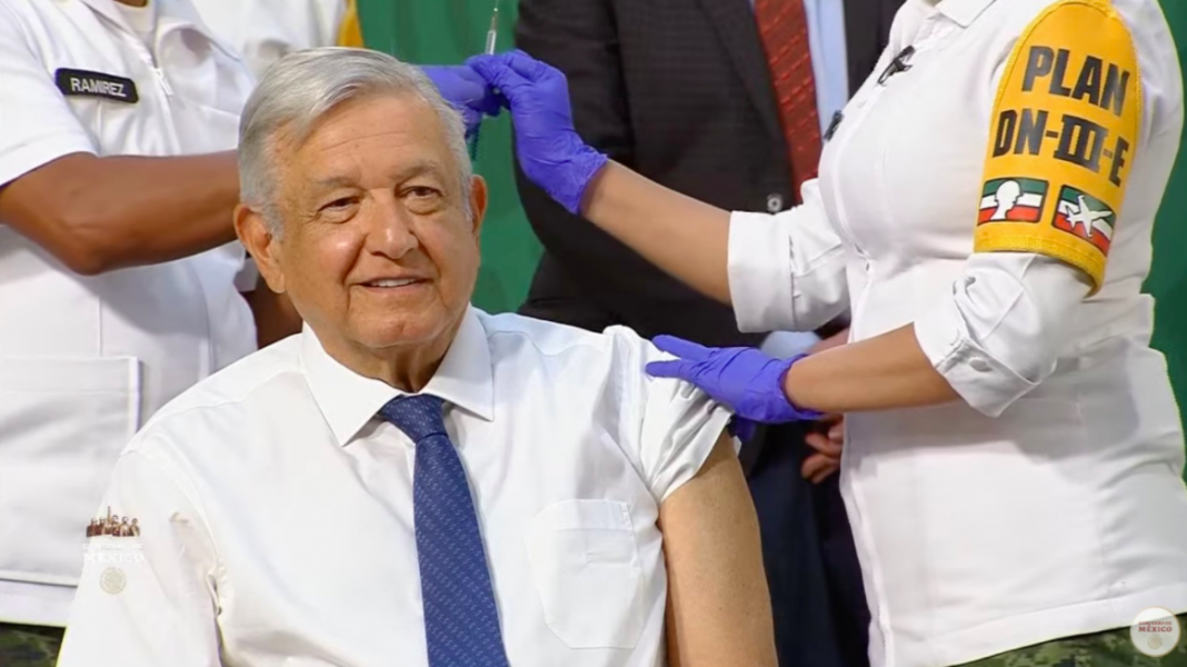 AMLO recibe vacuna de AstraZeneca