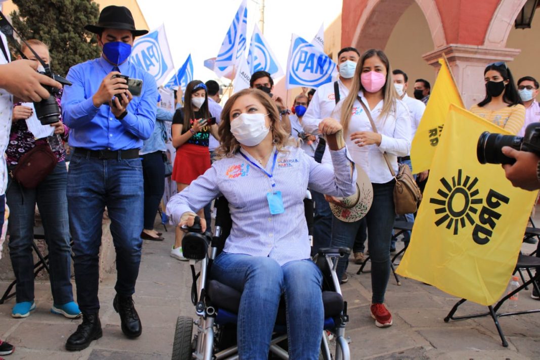 Me enamoré del servicio público a los 22 años: Claudia Anaya