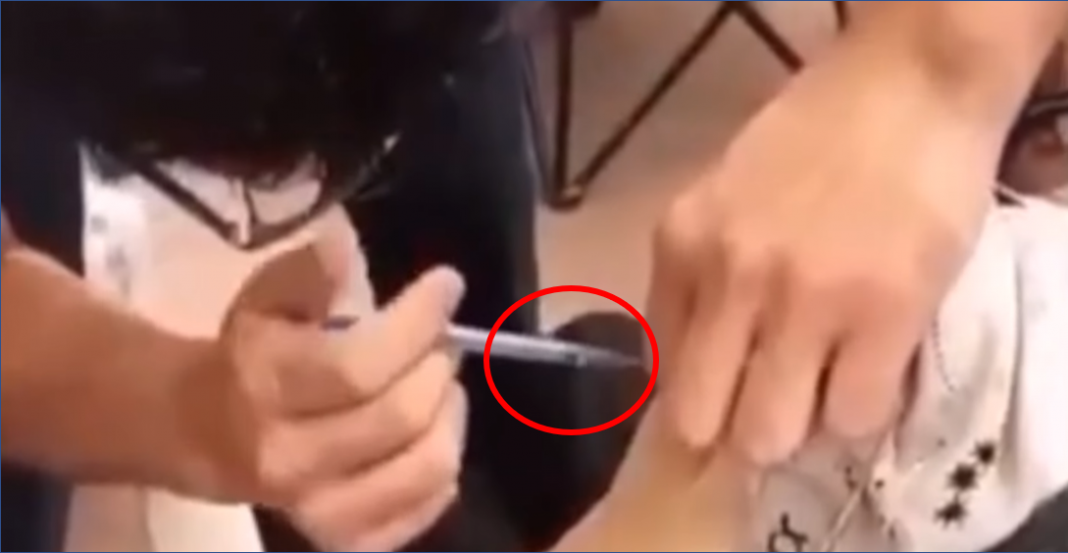 ‘Vacunan’ a mujer vs COVID-19 con jeringa vacía