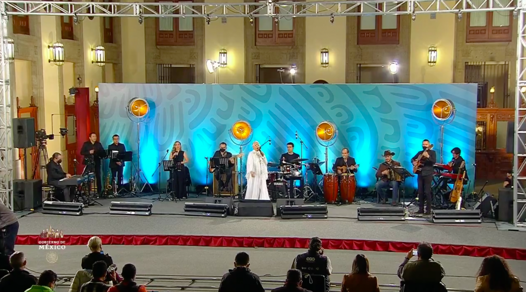 Mañanera se convierte en concierto de Eugenia León