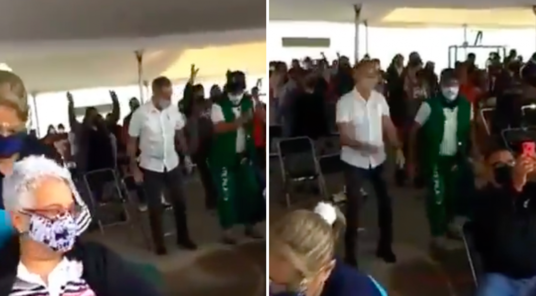 López-Gatell se vacuna contra COVID-19 y hasta baila