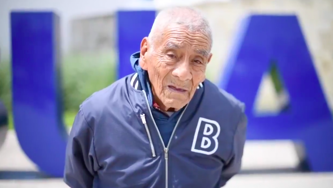 Se gradúa como ingeniero a los 84 años