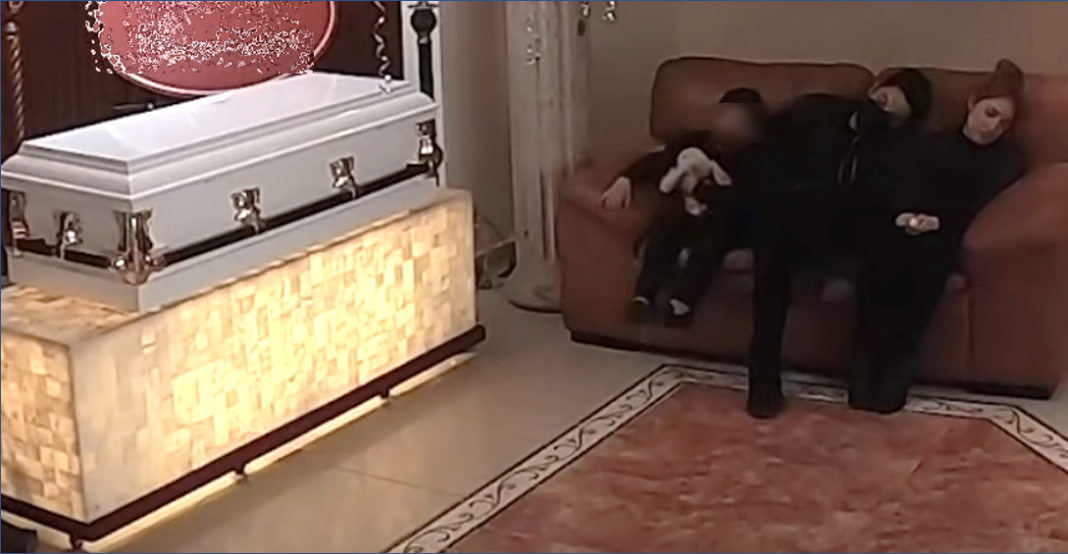 Niño se pierde en funeral del hermano, ¡se metió al ataúd!