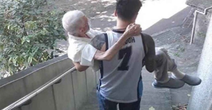 Carga a su abuelo para que reciba la vacuna COVID-19