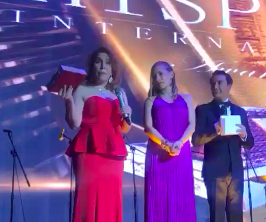 Grandeza Hispana International premia a Fernanda Familiar