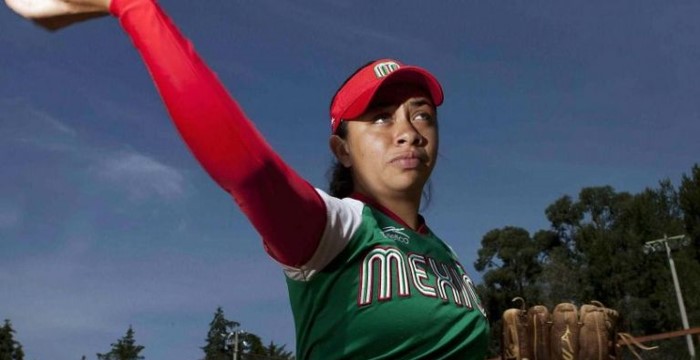 Stefanía Aradillas muestra sus uniformes de softbol