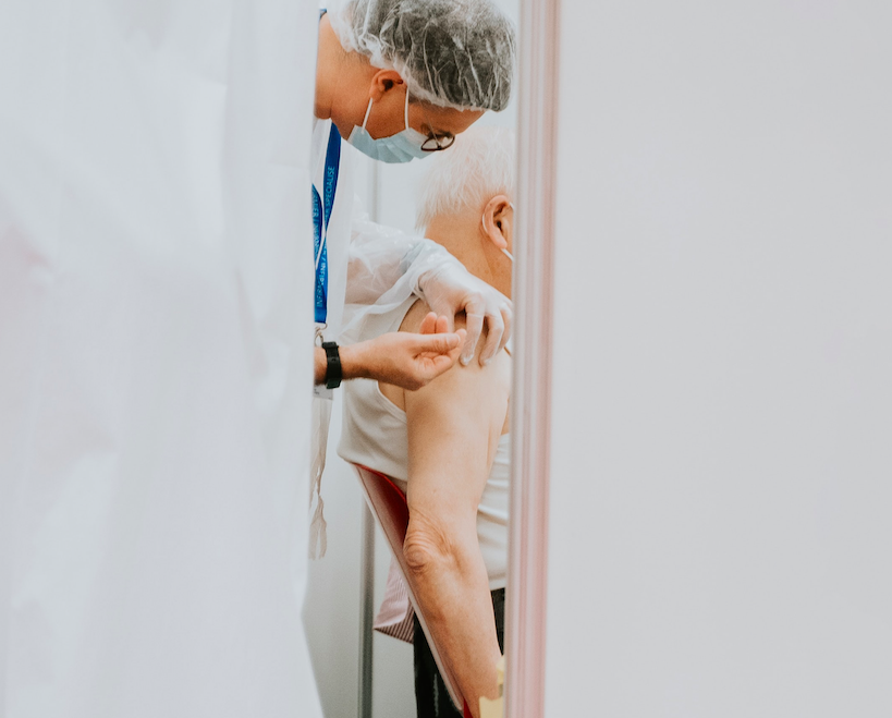 AstraZeneca protege 94% contra muerte en mayores 65 años: reporte