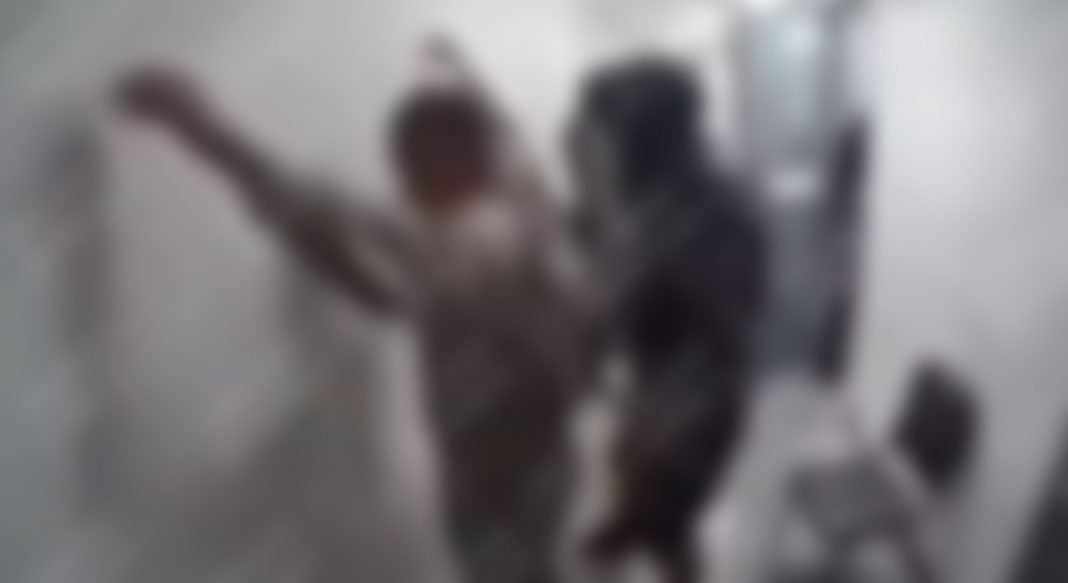 Captan al Chapo haciendo sentadillas sin ropa en prisión