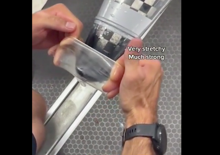 Repara su kayak con preservativo y gana medalla en Tokio 2020