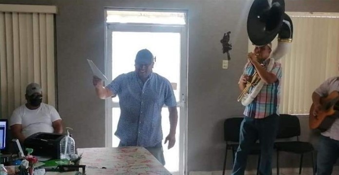 Festeja su divorcio con banda en el Registro Civil