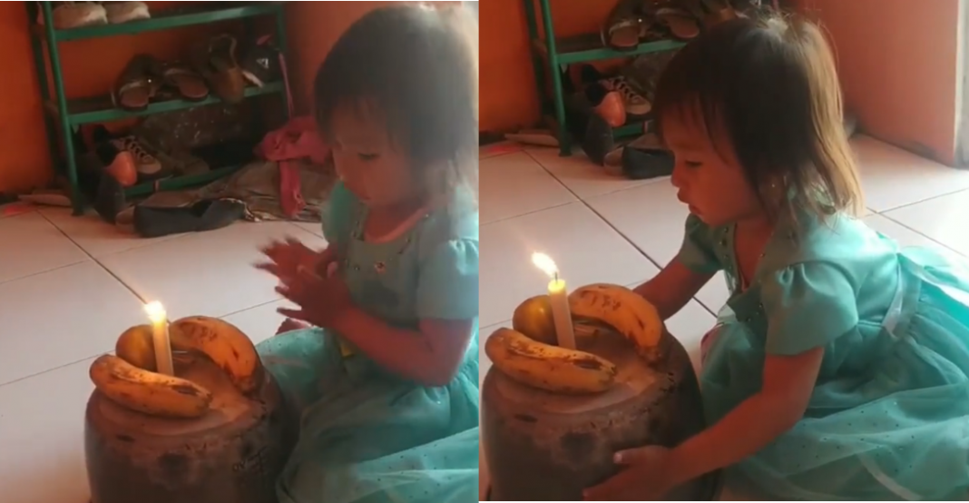 Papás le hacen pastel con dos plátanos