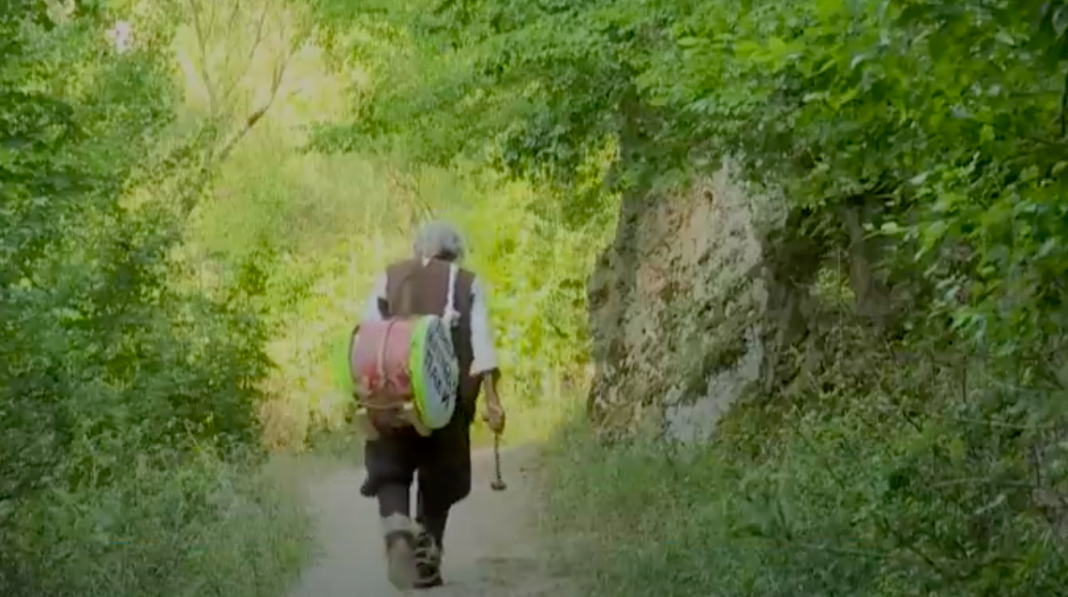 Ha vivido en una cueva más de 20 años y ya se vacunó