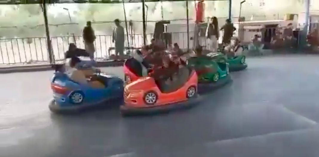 Talibanes juegan con carritos chocones