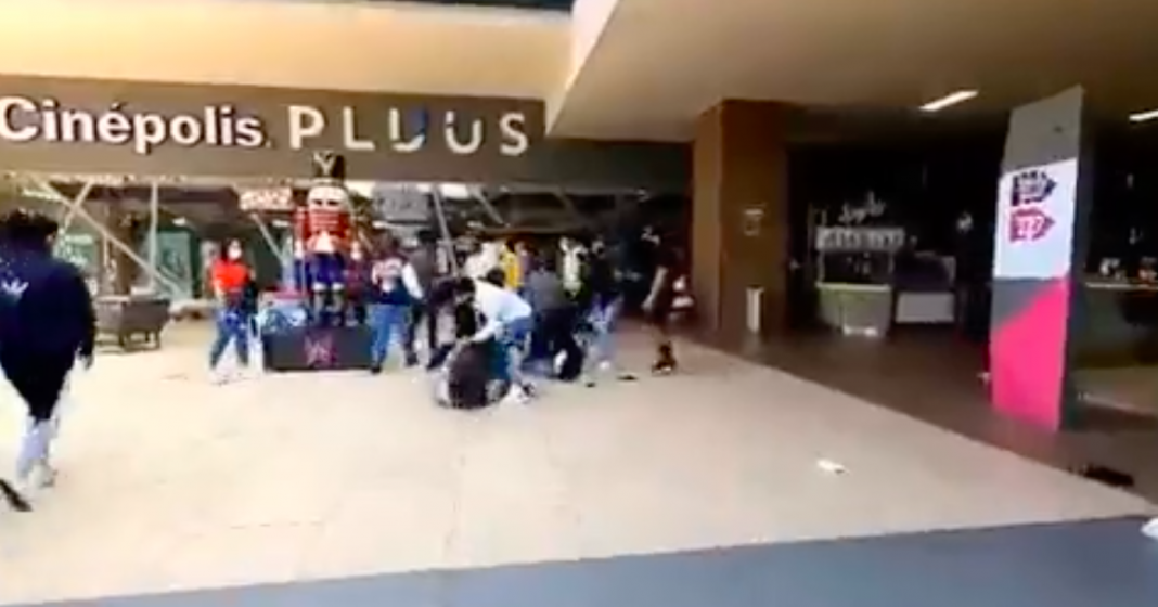 Disputa a golpes en preventa de boletos de Spiderman